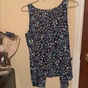 Floral blouse! Size small 15$